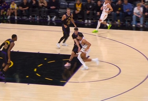 股票配资策略 很干净！拉拉维亚切球被吹犯规 湖人挑战成功取消犯规拿回球权